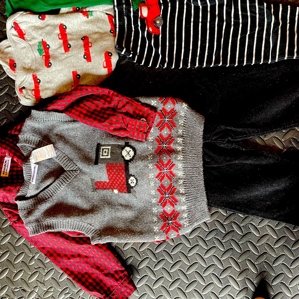 Lot of holiday outfits - 13 pieces (5 outfit sets) - 24 month - like new